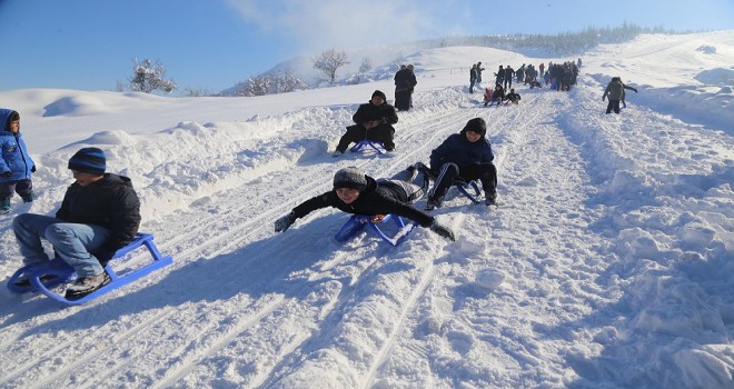 Kar keyfini kızakla doruk noktaya çıkardılar...