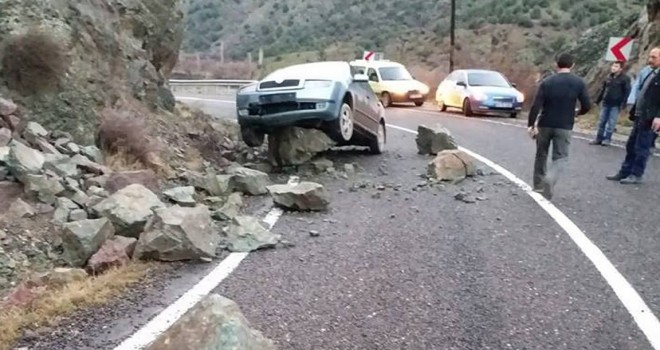 Nallıhan'da kaya parçaları yollara savruldu...
