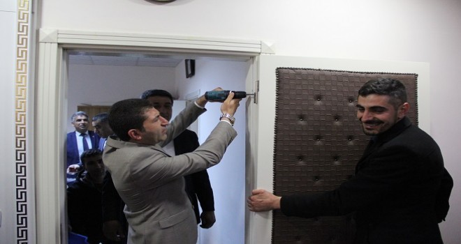 Makam odasının kapısını söktü