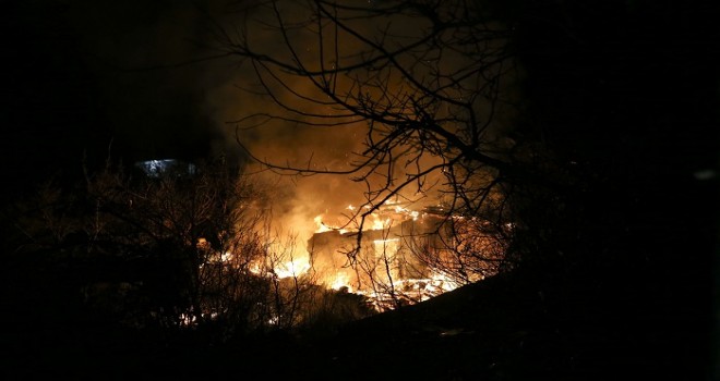 Devrilen mum iki evi kül etti