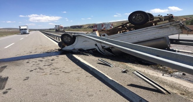 Süt toplama kamyonu devrildi...