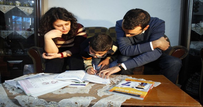 Yenimahalle’de 107 gönüllü çocuklara evde ders veriyor