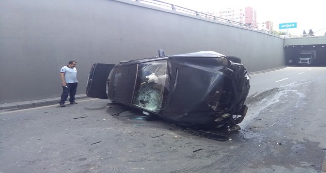 Otomobil alt geçide uçtu: 3 yaralı