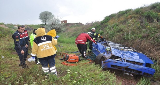 Dereye devrilen otomobildeki iki polis hayatını kaybetti