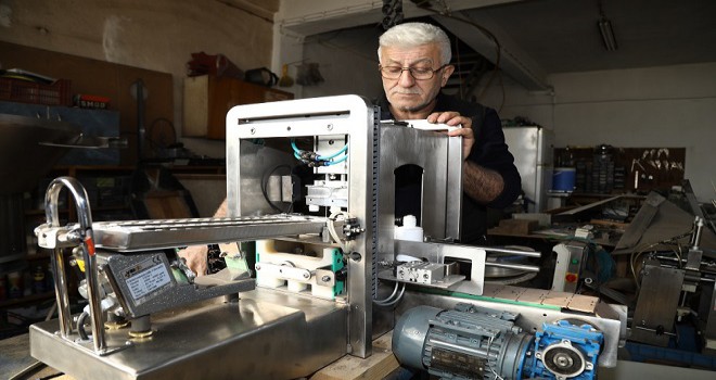 Tek başına hem tasarlıyor, hemde üretiyor