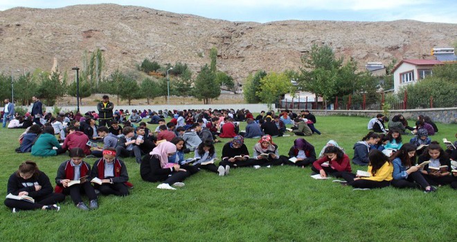 Bin 200 kişi aynı anda kitap okudu...