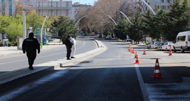 Ankara caddelerinde sokağa çıkma kısıtlaması denetimi...