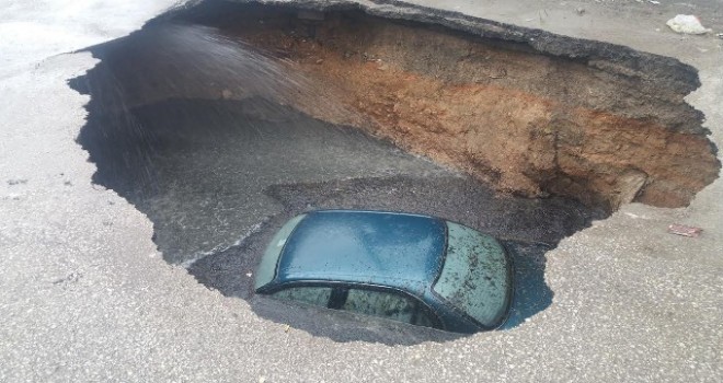 Otomobil çöken yoldaki çukura düştü