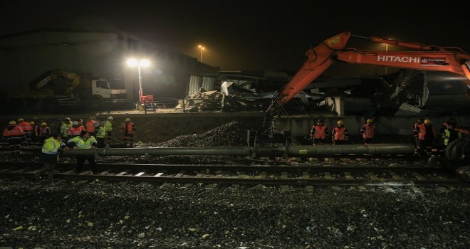 Tren kazasının enkazı kaldırıldı...