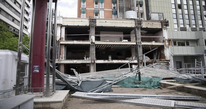 İskele yayaların üzerine çöktü 2 yaralı