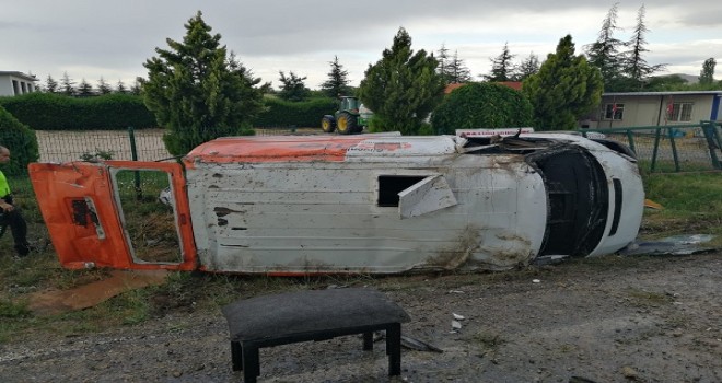 Banka para nakil aracı devrildi: 2 yaralı