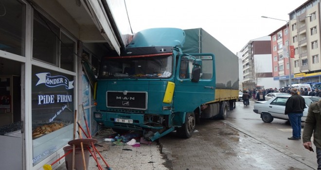 Freni boşalan tır dehşet saçtı...