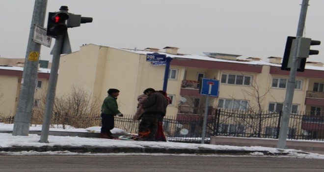 Ankara ayazında hayata tutunuyorlar