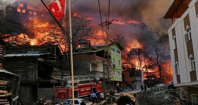 Artvin'de bir köyde çok sayıda eve sıçrayan yangına müdahale ediliyor