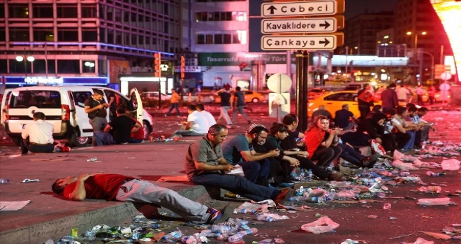 Ankara halkı Kızılay Meydanı'nda nöbet tutuyor