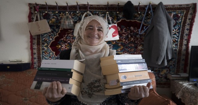 Şehir hayatına sığdıramadığı kitapları köy hayatına taşıdı