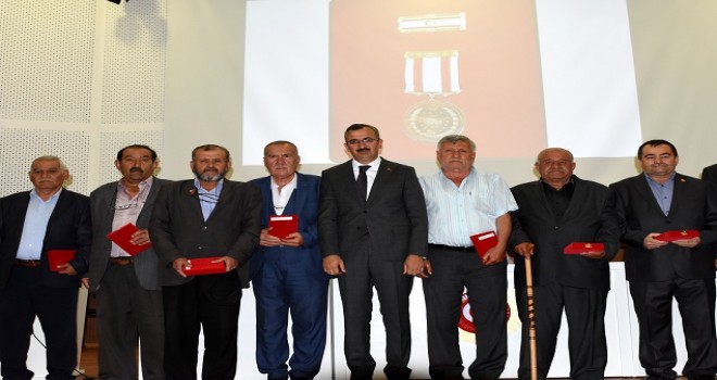 Kıbrıs harekatına katılan gazilere madalya...