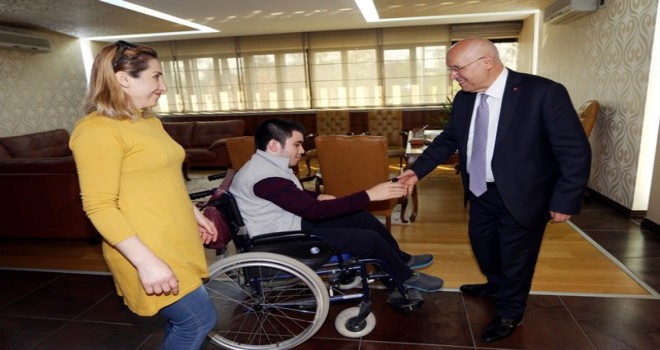 19 Yaşındaki Zeki akülü sandalyesine kavuştu