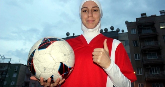 Türkiye’nin ilk başörtülü futbolcusu konuştu