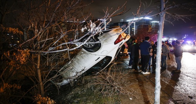 Otomobilin çarptığı araç devrildi