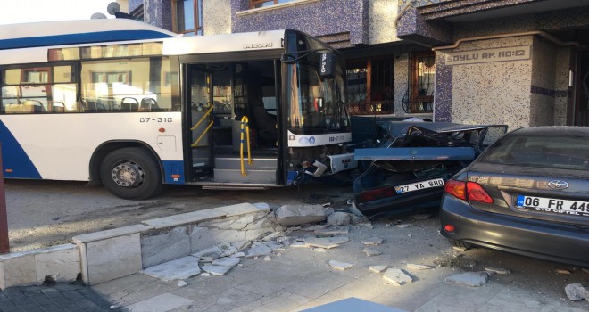 Belediye otobüsü kontrolden çıktı...