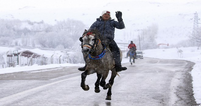 Kar altında at binme keyfi...