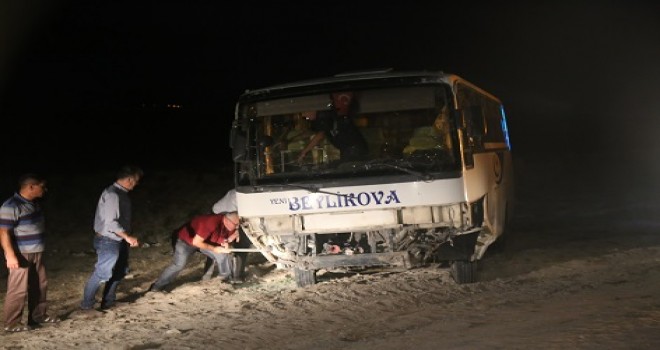 Şoför kalp krizi geçirdi Midübüs devrildi