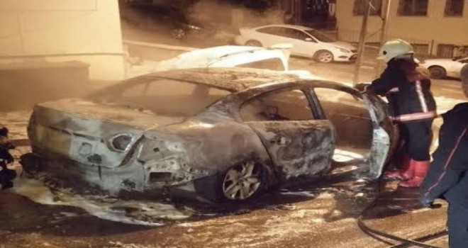 Başkent’te park halindeki 2 araç yandı