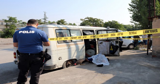 Yıllarca yaşadığı minibüste öldü