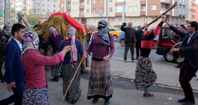 Sokakta kadın kıyafeti giymiş erkeklerin oyunu polisin dikkatini çekti