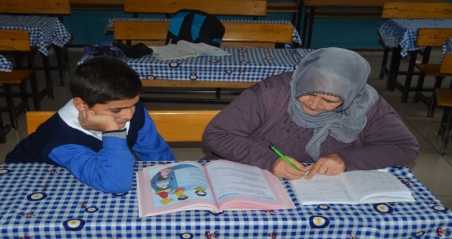 Babaanne ve torunu aynı okulda...