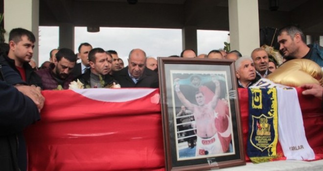 Şampiyon son yolculuğuna uğurlandı