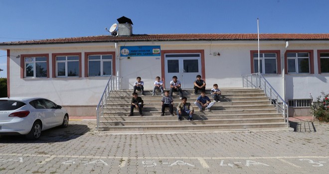 Öğrenciler öğretmenlerine ağlıyor...