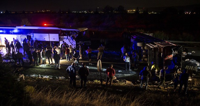 Tır devrildi, 44 yolcu kabus yaşadı...