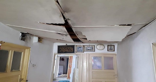 Eve Yıldırım düştü...