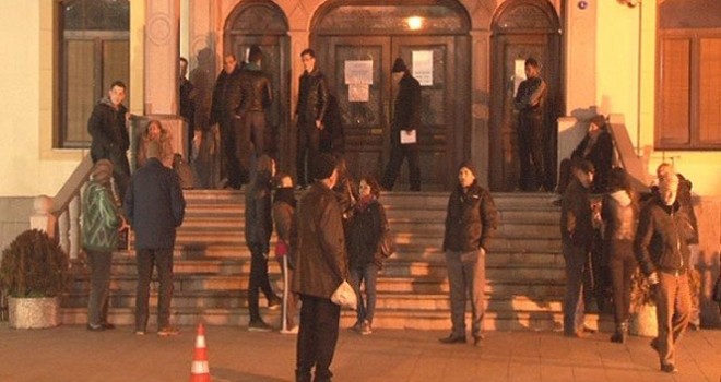 Kimlik çıkartmak için geceden sıraya girdiler