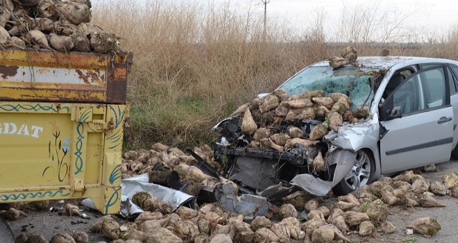 otomobil traktör kasasına çarptı: 1 ölü