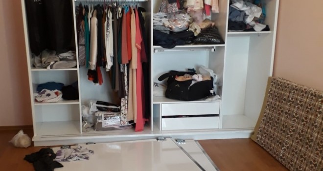 DEHŞET! Elbise dolabı çocuğun üzerine düştü...