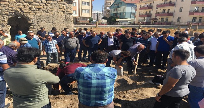 Eşi tarafından eşarpla öldürülen kadın defnedildi