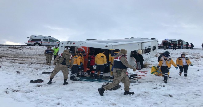 Sivas'ta yolcu otobüsü devrildi: 15 yaralı